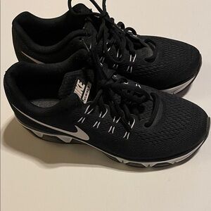 Nike Women's Black and White Sneakers Tailwind 8